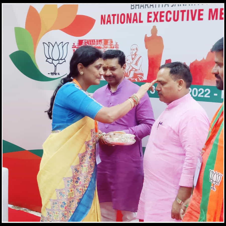 Bjp Leaders In Hyderabad: ప్రముఖ నాయకులకు బొట్టుపెట్టి మరి ఆహ్వానిస్తున్న బీజేపీ మహిళా కార్యకర్తలు...(ఫొటోస్)