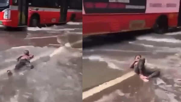 Viral Video: నడిరోడ్డుపై వరద నీటిలో హాయిగా పడుకుని.. గురుడు ఏమన్నా ఎంజాయ్ చేస్తు్న్నాడా..? వీడియో చూశారంటే నవ్వకుండ ఉండలేరు..