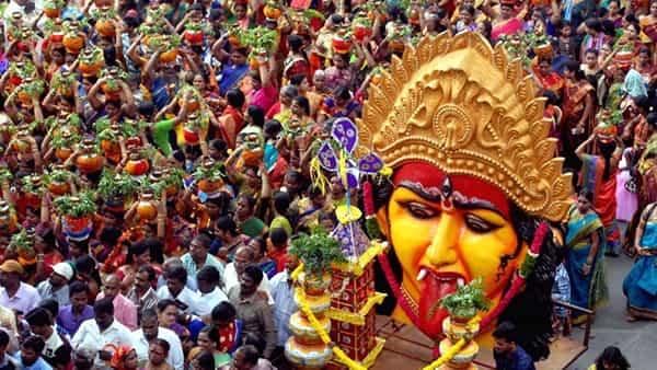 Telangana Bonalu: ఆషాడ మాస బోనాలు ఎందుకు జరుపుకుంటామో తెలుసా..? ముఖ్యంగా కొత్త అల్లుళ్లకు పండగే..!