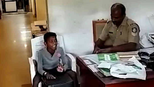Viral Video: పోలీస్ స్టేషన్లో జానపద పాటల సందడి.. పాటతో ఖాకీలనే ఆడించిన బుడ్డొడు..