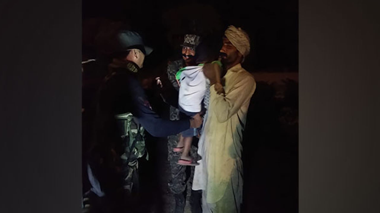 BSF hands over Pakistani child: భారత సరిహద్దులోకి వచ్చిన మూడేళ్ల బాలుడు.. పాక్‌ సైన్యానికి అప్పగించిన ఆర్మీ