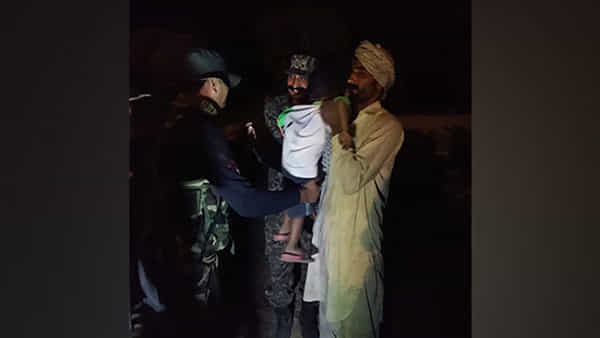 BSF hands over Pakistani child: భారత సరిహద్దులోకి వచ్చిన మూడేళ్ల బాలుడు.. పాక్ సైన్యానికి అప్పగించిన ఆర్మీ