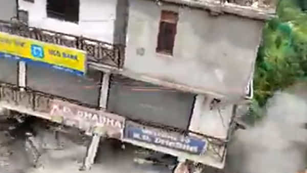 Viral Video: వణికిస్తున్న భారీ వర్షాలు..కళ్ల ముందే కుప్పకూలిన నాలుగంతస్తుల భవనం
