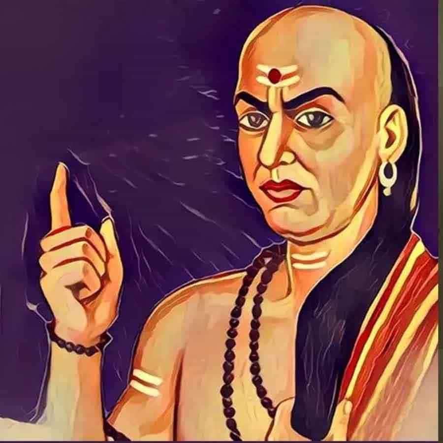 మనస్సులో మోసం ఉన్న వ్యక్తి - తన మాటలను ఇతరులతో ఎప్పుడూ పంచుకోని వ్యక్తిని దూరం ఉంచండి. మీరు నష్టపోతుంటే.. వారు మనసులో సంతోషపడుతుంటారు. మీకు జరిగిన చెడును చూసి సంతోషిస్తారు. బహిర్గతంగా వ్యక్తం చేయకపోయినా లోలోపల సంతోషిస్తారు. మనసుని మోసంతో నింపేసుకుంటారు. 