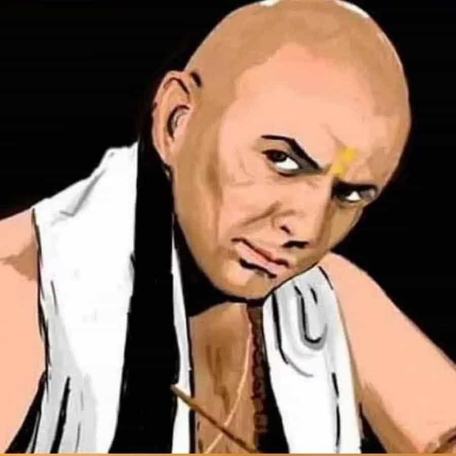 తప్పుడు నిర్ణయాల తీసుకునే విధంగా మిమ్మల్ని ప్రోత్సహించే వ్యక్తులు - తప్పుడు నిర్ణయాలు తీసుకునే విధంగా మిమ్మల్ని ప్రోత్సహించే వ్యక్తులను దూరం ఉంచండి. అలాంటి వ్యక్తులు మిమ్మల్ని ముందు నుంచి ప్రోత్సహిస్తారు. వెనుక నుంచి మిమ్మల్ని ఎగతాళి చేస్తారు.