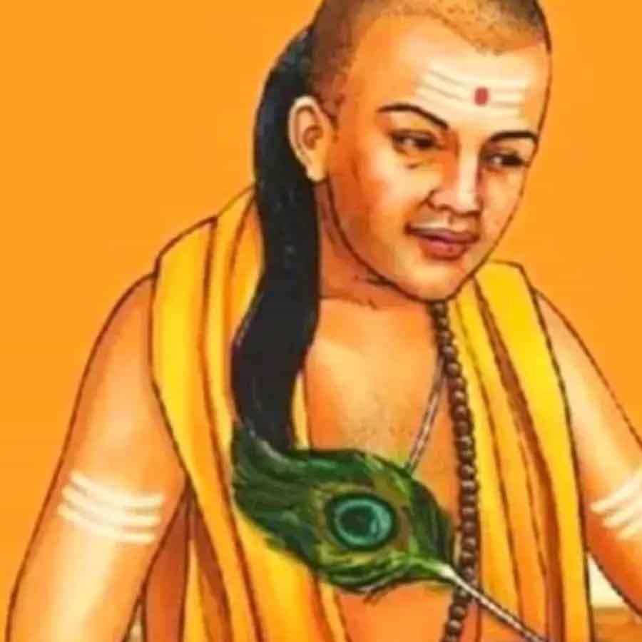 అసూయ: కోపంలా అసూయ కూడా మనిషికి అతి పెద్ద శత్రువు అని ఆచార్య చాణక్యుడు చెప్పాడు. అసూయ మనిషిని ముందుకు సాగనివ్వదు. అసూయపడే వ్యక్తి ఎప్పుడూ తనతో పాటు, ఇతరుల విజయానికి కూడా అడ్డుగా ఉంటాడు.
