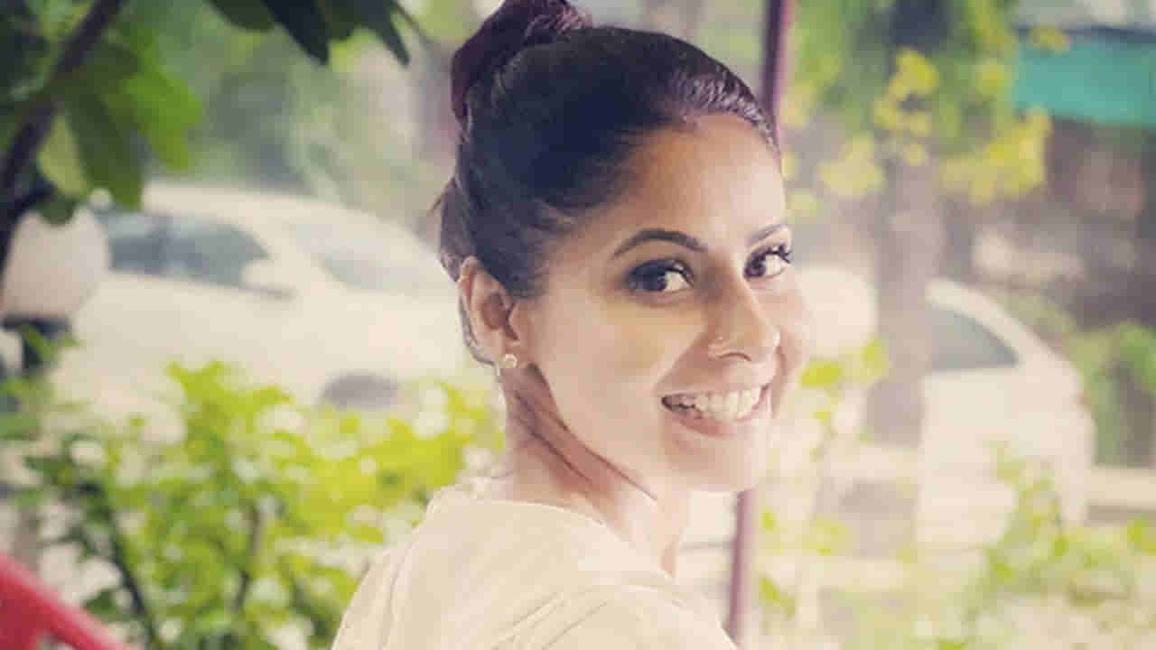 Celebrity: ఆ ఫోటోలను తెగ ట్రోల్ చేస్తున్న నెటిజన్లు.. స్ట్రాంగ్ కౌంటర్ ఇచ్చిన నటి..