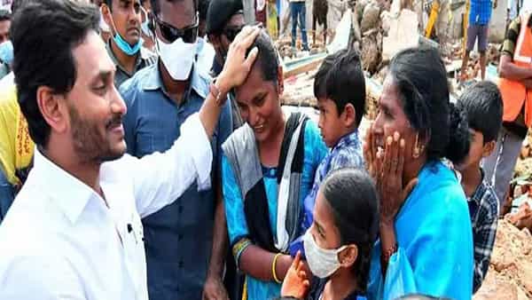 CM Jagan Tour: రెండో రోజూ వరద ముంపు ప్రాంతాల్లో సీఎం జగన్ పర్యటన.. నేరుగా బాధితులతో సమావేశం..