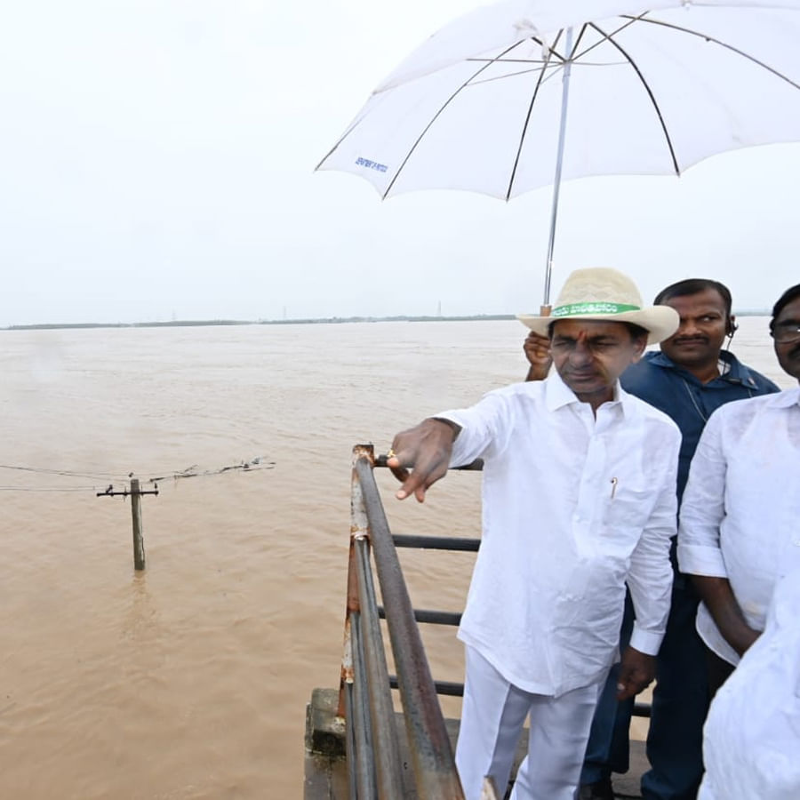  వరద ప్రభావిత ప్రాంతాల పర్యటనలో భాగంగా భద్రాచలంలో వంతెన పైనుంచి గోదావరి ఉద్ధృతిని సీఎం కేసీఆర్ పరిశీలించారు. అనంతరం ఐటీడీఏలో ఎమ్మెల్యేలు, అధికారులతో సీఎం ఉన్నతస్థాయి సమీక్ష నిర్వహించారు. 