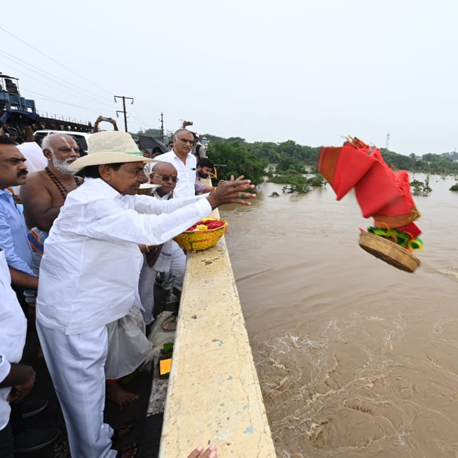  వరద ప్రవాహం తగ్గాలని గోదావరికి సీఎం కేసీఆర్ సారె సమర్పించి.. శాంతి పూజలు నిర్వహించారు. మంత్రులు, ప్రజా ప్రతినిధులు ఉన్నతాధికారులతో కలిసి గోదావరి వరద తాకిడికి గురైన కరకట్టను సీఎం కేసీఆర్ పరిశీలించారు. 