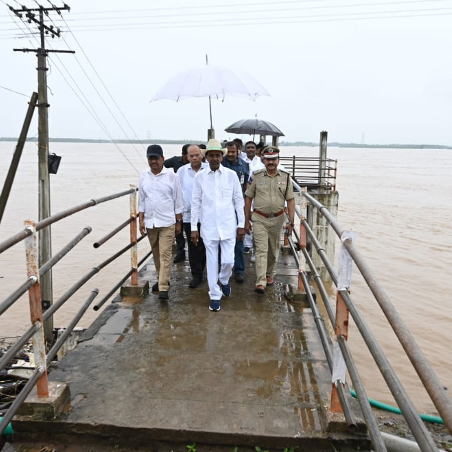 భారీ వర్షాల దృష్ట్యా నెలాఖరు వరకు అధికార యంత్రాంగం అప్రమత్తంగా ఉండాలని.. తెలంగాణ సీఎం కేసీఆర్‌ సూచించారు.  