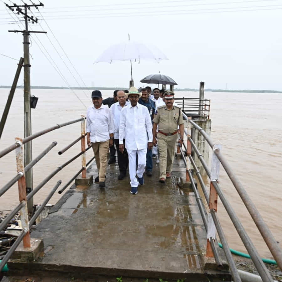 భారీ వర్షాల దృష్ట్యా నెలాఖరు వరకు అధికార యంత్రాంగం అప్రమత్తంగా ఉండాలని.. తెలంగాణ సీఎం కేసీఆర్‌ సూచించారు.  