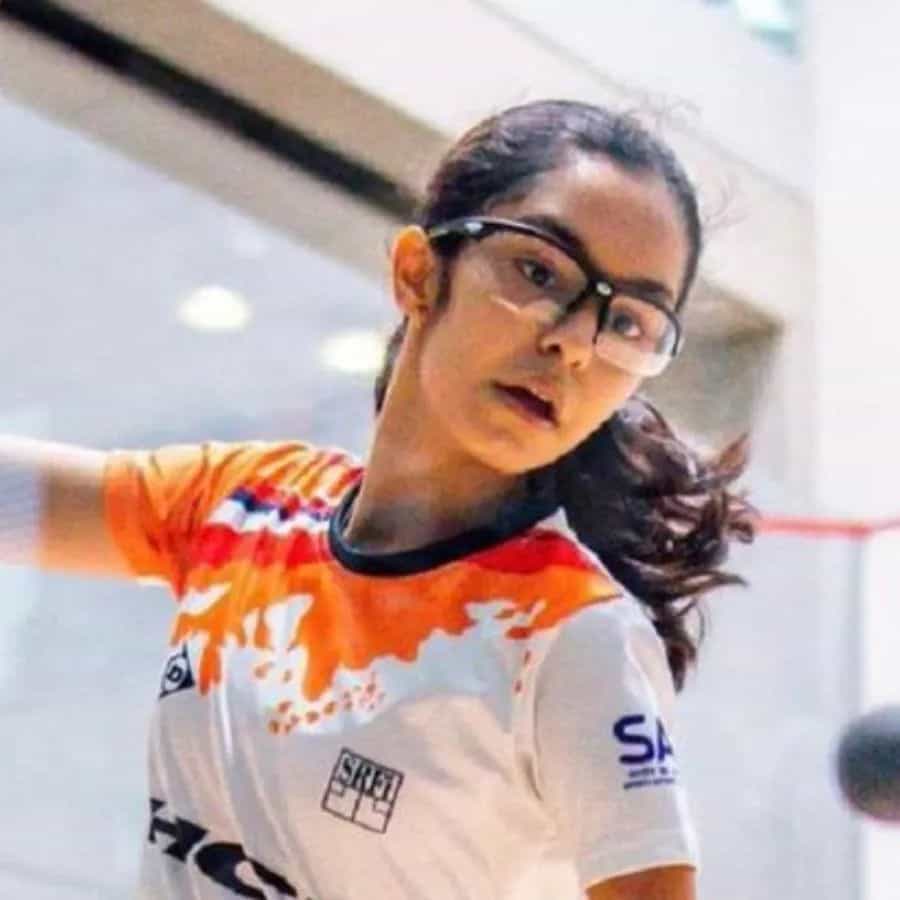 అనాహత సింగ్కు భారత మాజీ కెప్టెన్, వెటరన్ ఆటగాడు విరాట్ కోహ్లీతో కూడా ప్రత్యేక సంబంధాలు ఉన్నాయి. అనాహతను విరాట్ కోహ్లీ ఫౌండేషన్ స్పాన్సర్ చేసింది. కోహ్లి ఫౌండేషన్ అనాహతాతో పాటు సుమిత్ నాగల్, కర్మన్ కౌర్ థాండి వంటి టెన్నిస్ క్రీడాకారిణులతో సహా దేశంలోని అనేక మంది ప్రతిభావంతులైన ఆటగాళ్లకు సహాయం చేస్తుంది.
