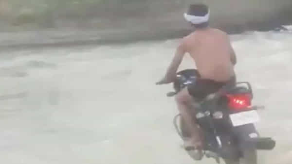 dangerous stunt: యమునా నదిలో యువకుడి ప్రమాదకర బైక్ స్టంట్.. షాకింగ్ వీడియో వైరల్