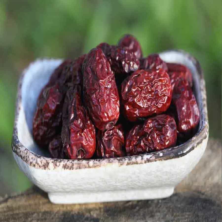 Benefits Of Eating Dates: డ్రై ఫ్రూట్స్ రోజూ తీసుకోవడం వలన ఆరోగ్యంగా ఉండొచ్చు. డ్రై ఫ్రూట్స్లో డేట్స్ చాలా కీలకమైనవి. ఖర్జూరంలో విటమిన్లు, మినరల్స్ వంటి పోషకాలు పుష్కలంగా ఉంటాయి. రాత్రి పడుకునే ముందు పాలలో ఖర్చూరపండ్లను వేసుకుని తినవచ్చు. దీని వలన అనేక ఆరోగ్య ప్రయోజనాలు ఉన్నాయి.