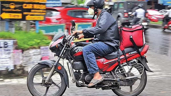 Viral: కొరియర్ రాలేదంటూ కస్టమర్ వాకబు.. డెలివరీ బాయ్కు ఫోన్ చేయగా దెబ్బకు ఫ్యూజులౌట్!