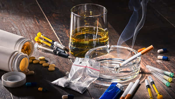 Hyderabad Drugs: హైదరాబాద్లో మరోసారి డ్రగ్స్ కలకలం.. స్మగ్లర్ అరెస్ట్.. 108 మంది పేర్ల వెల్లడి..!