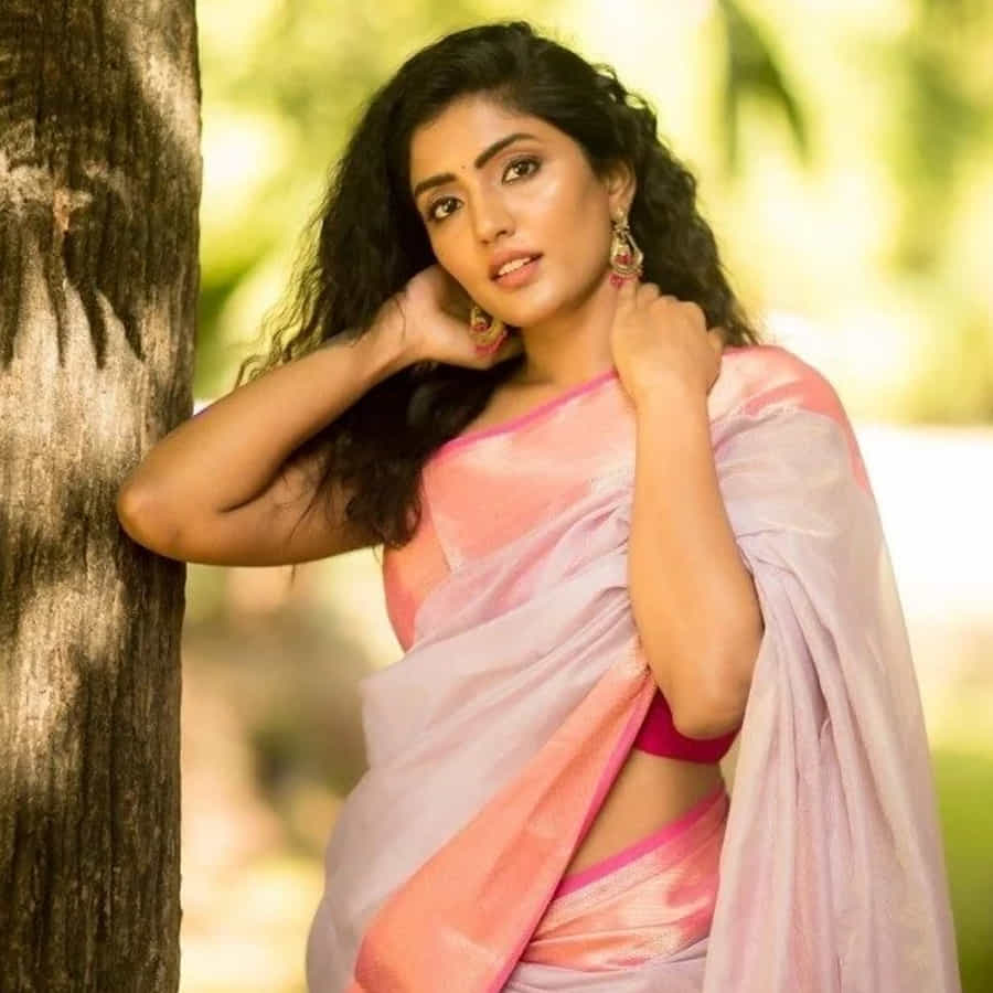 ఈషా గ్లామరస్ పాత్రలు చేయాలి అంటే కథలో బలమైన కంటెంట్ ఉంటేనే నటించడానికి ఒప్పుకున్నట్లు తెలుస్తోంది.