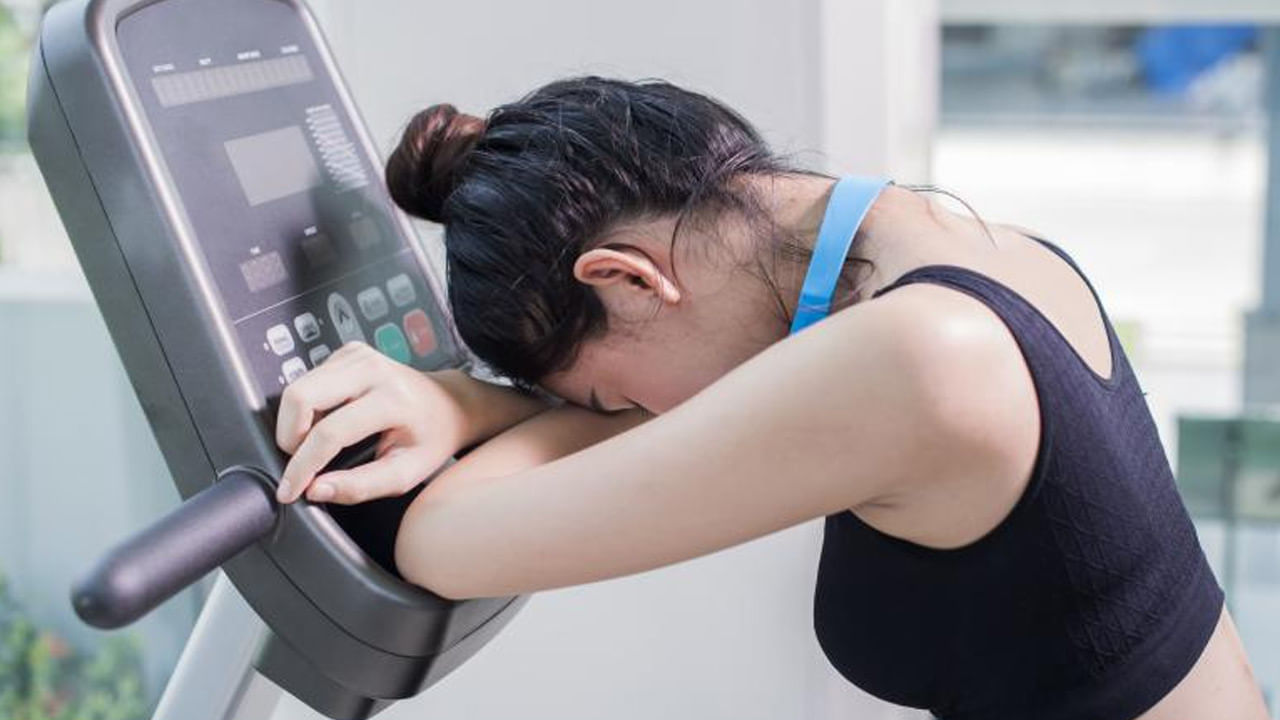 Exercise Effect: జిమ్‌లో అతిగా వ్యాయామం చేస్తున్నారా ? అయితే మీరు ప్రమాదంలో ఉన్నట్లే.. ఎంత సమయంలో జిమ్ చేయాలో తెలుసా..