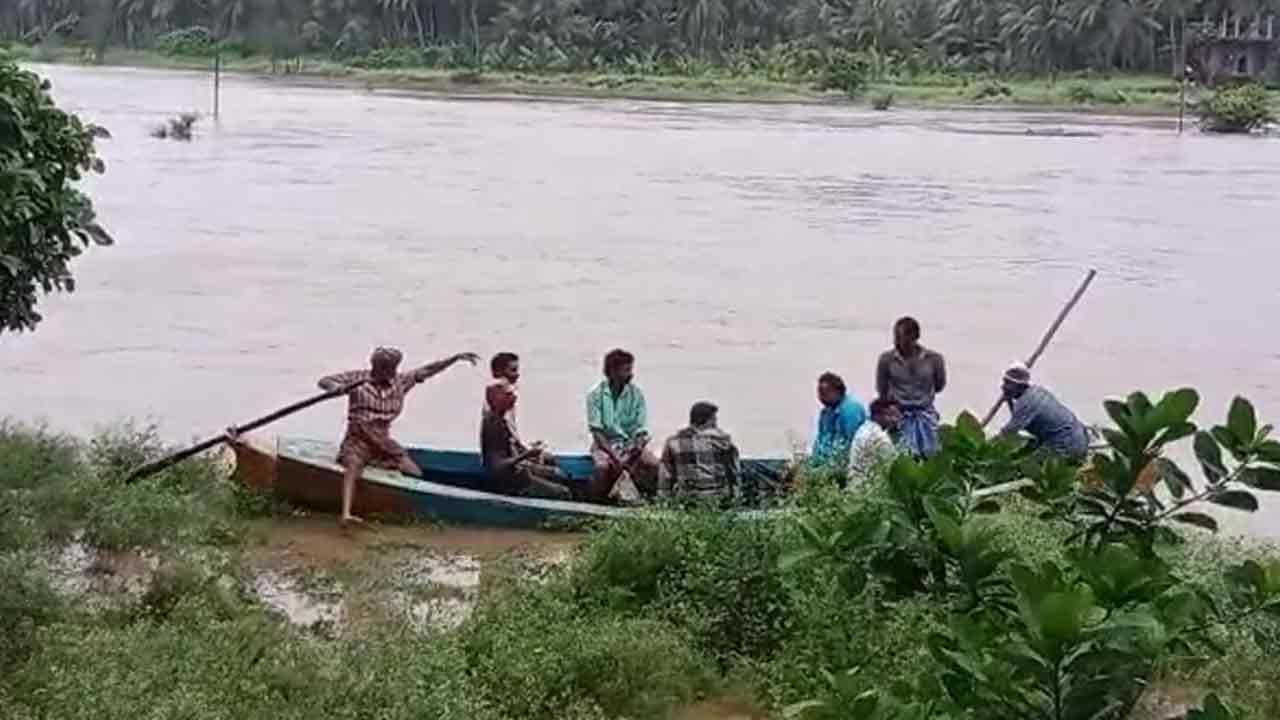 Andhra Pradesh: గోదావరిలో ఆగిపోయిన పడవ.. 7 కి.మీ కొట్టుకుపోయిన 15 మంది రైతులు.. చివరకు..