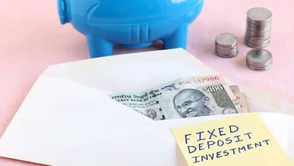 SBI Hikes FD IR: ఫిక్స్డ్ డిపాజిట్లపై వడ్డీ రేట్లు పెంచిన ఎస్బిఐ.. ఆ కస్టమర్లకు పండగే ఇక..!