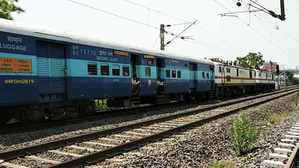 Fire Accident In Train: ఎక్స్ప్రెస్ రైలు బోగీలో మంటలు.. పరుగులు పెట్టిన ప్రయాణికులు