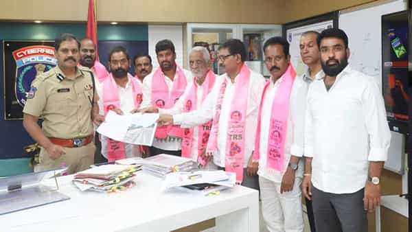 Hyderabad: హైదరాబాద్ లో ముదురుతున్న ఫ్లెక్సీల వివాదం.. పోలీసులకు బీజేపీ, టీఆర్ఎస్ నేతల ఫిర్యాదులు