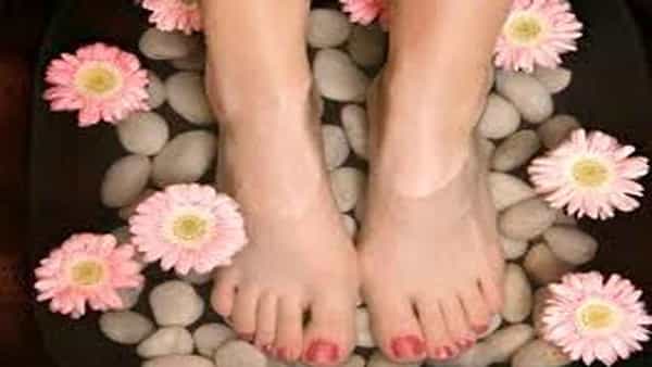Foot washing: నిద్ర పోయే ముందు కాళ్లు ఎందుకు కడుక్కోవాలో తెలుసా? హిందూ ధర్మ శాస్త్రాల్లో దాగున్న రహస్యం ఇదే..