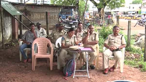 Telangana: ఆ జిల్లాలో చెట్ల కిందనే ఉద్యోగుల విధులు.. అటవిశాఖ వర్సెస్ పంచాయితీరాజ్ శాఖ..