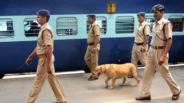 Viral: ట్రైన్లో తనిఖీలు చేస్తుండగా.. ఓ కోచ్లోని టాయిలెట్వైపు దూసుకెళ్లిన పోలీస్ డాగ్.. లోపల చూడగా