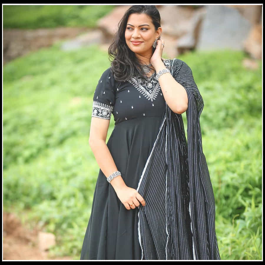 అలా తాజాగా తన పేరుతో సైబర్నేరగాళ్లు వాట్సాప్ చాట్ చేస్తున్నారని అందర్నీ వార్న్ చేశారు స్టార్ సింగర్ గీతామాధురి.ఇండస్ట్రీలో మాస్ అండ్ క్లాస్ సాంగ్స్తో పాపులర్ అయ్యారు స్టార్ గీతామాధురి.