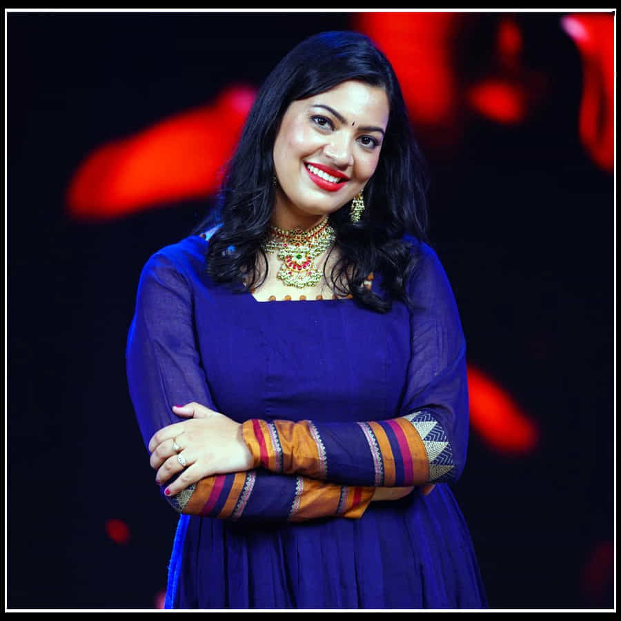 బుల్లి తెరపై విపరీతమైన క్రేజ్ను సంపాదించుకున్నారు. స్టార్ హీరోల సినిమాలకు పాడేస్తూ.. అంచలంచెలుగా ఎదుగుతున్నారు. ఈక్రమంలోనే తన పేరు మీదు ఆన్లైన్ మోసాలు జరుగుతున్నాయాని సోషల్ మీడియాలో అనౌన్స్ చేశారు గీతామాధురి.