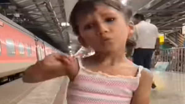Viral Video: ఓయమ్మో ఇంత చిన్న వయసులో ఎంత ట్యాలెంటో.. క్యూట్ ఎక్స్ప్రెషన్స్ తో కట్టిపడేస్తున్న చిన్నారి