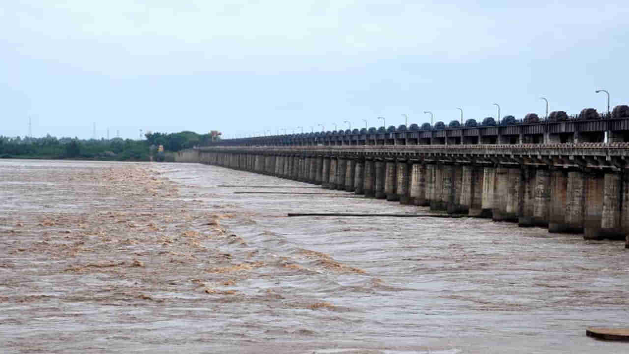 Godavari Floods: ధవళేశ్వరం బ్యారేజ్‌కు పోటెత్తిన వరద నీరు.. 36 ఏళ్ల రికార్డును చేరిపేస్తూ గోదావరి ఉగ్రరూపం