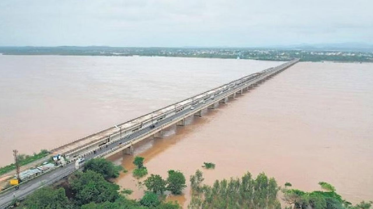 Godavari River: అలర్ట్.. గోదావరి మహోగ్రరూపం.. భద్రాచలంలో రికార్డు స్థాయికి చేరిన నీటిమట్టం..