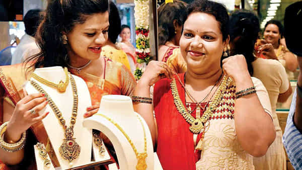 Gold Price Today: బంగారం కొనేవారికి గుడ్న్యూస్.. తగ్గిన ధరలు.. తెలుగు రాష్ట్రాల్లో రేట్లు ఎలా ఉన్నాయంటే?