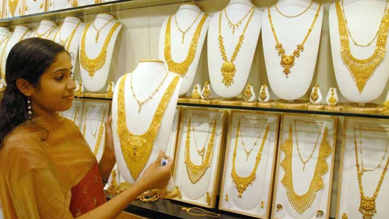 Gold Silver Price: మగువలకు గుడ్ న్యూస్.. భారీగా తగ్గిన బంగారం, వెండి ధరలు.. తెలుగు రాష్ట్రాల్లో