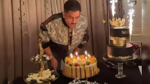 Happy Birthday Dhoni: గ్రాండ్గా మిస్టర్ కూల్ బర్త్డే సెలబ్రేషన్స్.. పార్టీలో సర్ప్రైజ్ ఎంట్రీ ఇచ్చిన ఆ స్టార్ క్రికెటర్..