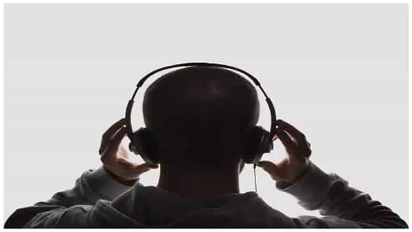 Headphones: హెడ్ఫోన్స్, ఇయర్బడ్స్ ఎక్కువగా వాడుతున్నారా? అయితే, మీకే ఈ వార్నింగ్..!