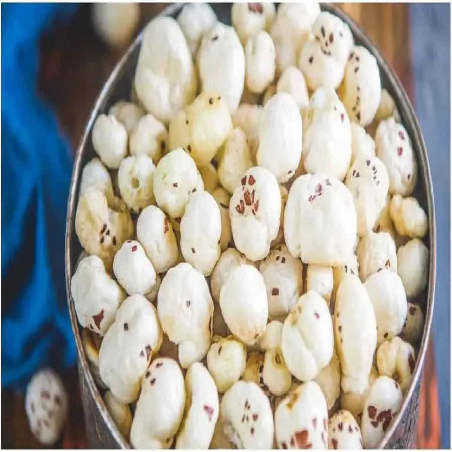 మఖానా - మఖానా ఆరోగ్యానికి ఎంతో మేలు చేస్తుంది. చాలా రుచిగా ఉండటంతోపాటు మఖానాలో కార్బోహైడ్రేట్లు పుష్కలంగా ఉంటాయి. వీటిని బరువు తగ్గించే ఆహారంలో చేర్చుకోవచ్చు. స్నాక్గా కూడా తీసుకోవచ్చు. దీంతో అనేక ఇతర ఆరోగ్య ప్రయోజనాలు కూడా అందుతాయి.