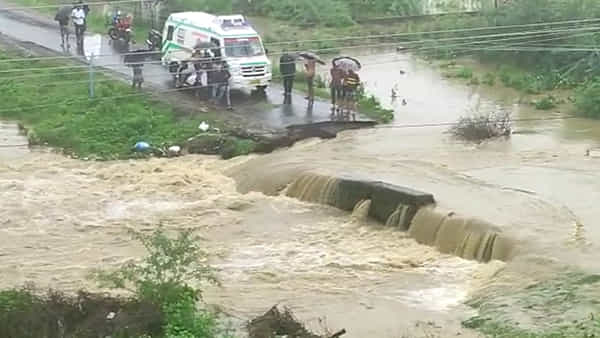 Heavy Rains: వరదలతో కొట్టుకుపోయిన కల్వర్ట్.. రోడ్డు దాటలేక అంబులెన్స్లో గర్భిణీ అవస్థలు..