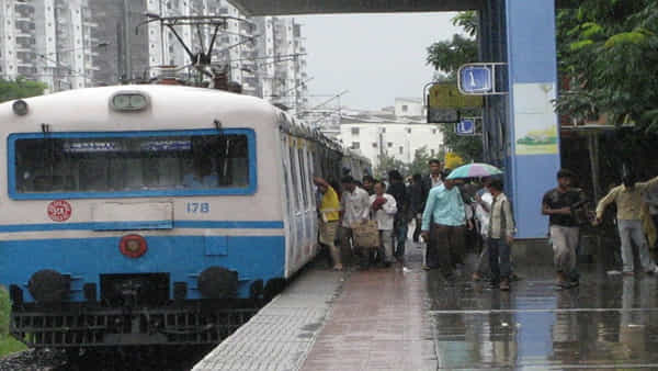 Hyderabad: హైటెక్ సిటీలో ఘోర రైలు ప్రమాదం.. ట్రాక్ పై దూసుకొచ్చిన ట్రైన్.. ముగ్గురు స్పాట్ డెడ్