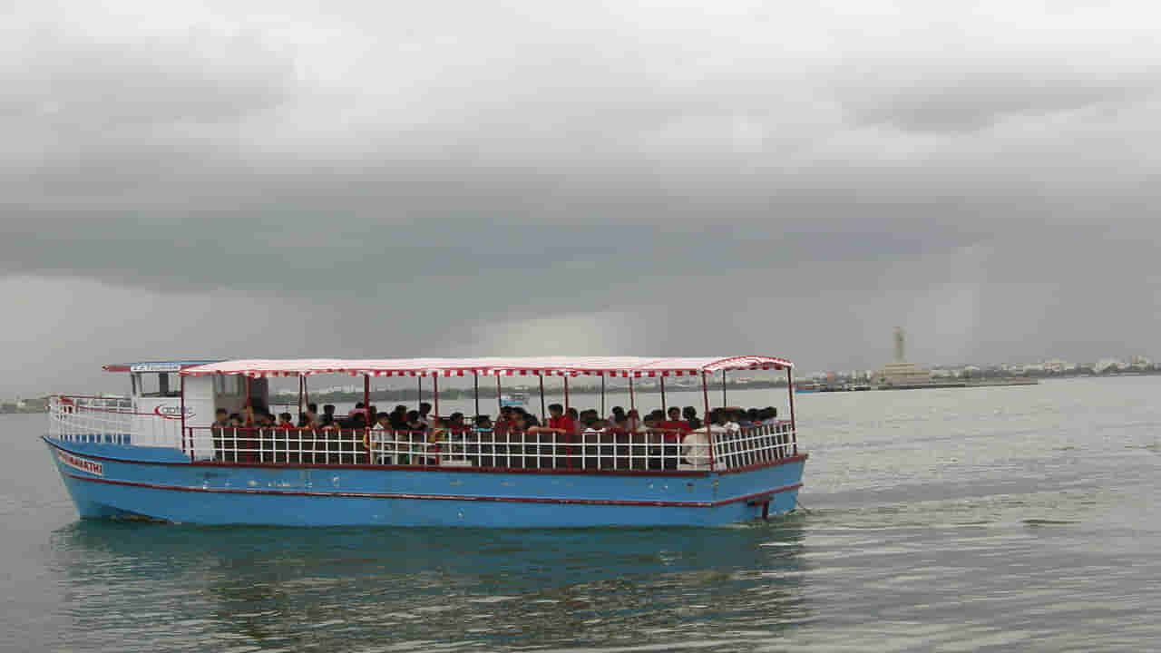 Hyderabad: హుస్సేన్‌సాగర్‌ మధ్యలో ఆగిపోయిన బోటు.. అందులో 60 మంది టూరిస్టులు.. చివరకు ఏమైందంటే..