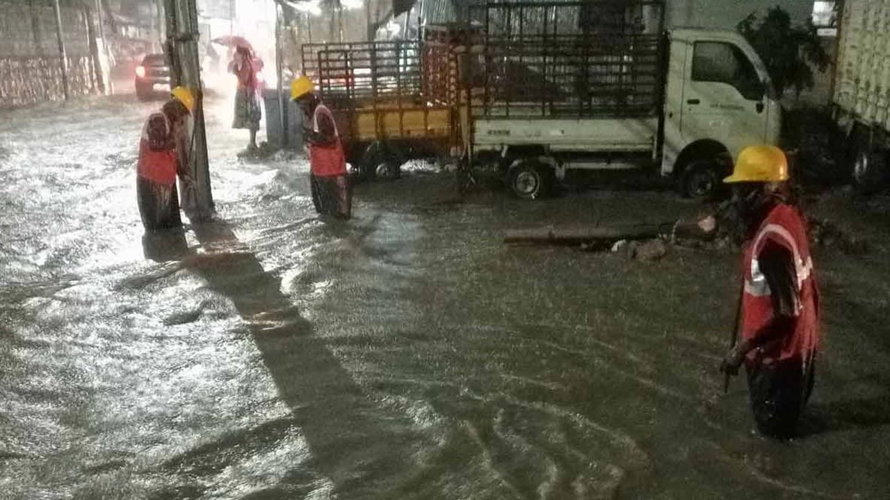 Hyderabad Rains Alert:  సిటీలో మరికొన్ని గంటలు వర్షం.. అప్రమత్తమైన అధికారులు.. ప్రజలు బయటకు వెళ్లవద్దంటూ హెచ్చరిక