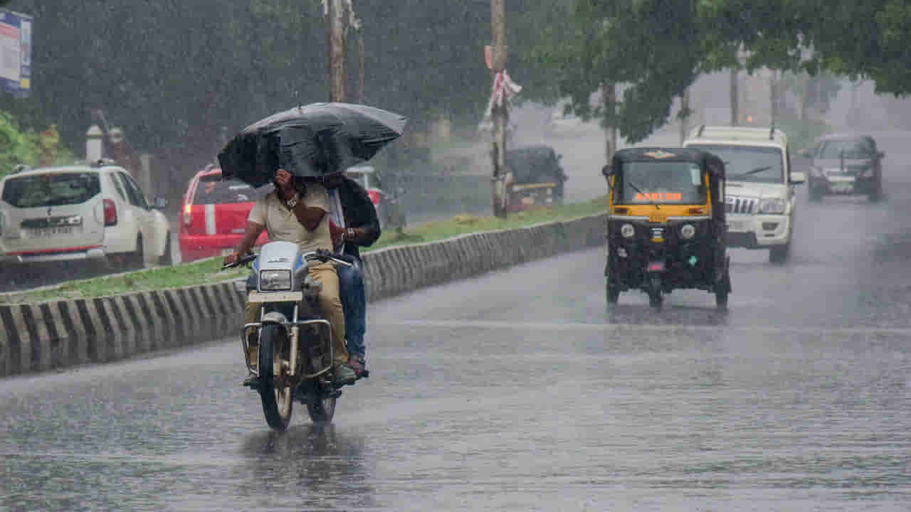 Hyderabad Heavy Rain: హైదరాబాద్లో భారీ వర్షం.. పలు ప్రాంతాల్లో స్తంభించిన ట్రాఫిక్.. అప్రమత్తమైన జీహెచ్ఎంసీ