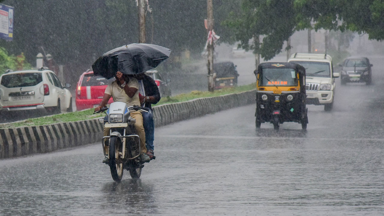 Hyderabad Heavy Rain: హైదరాబాద్‌లో భారీ వర్షం.. పలు ప్రాంతాల్లో స్తంభించిన ట్రాఫిక్‌.. అప్రమత్తమైన జీహెచ్‌ఎంసీ