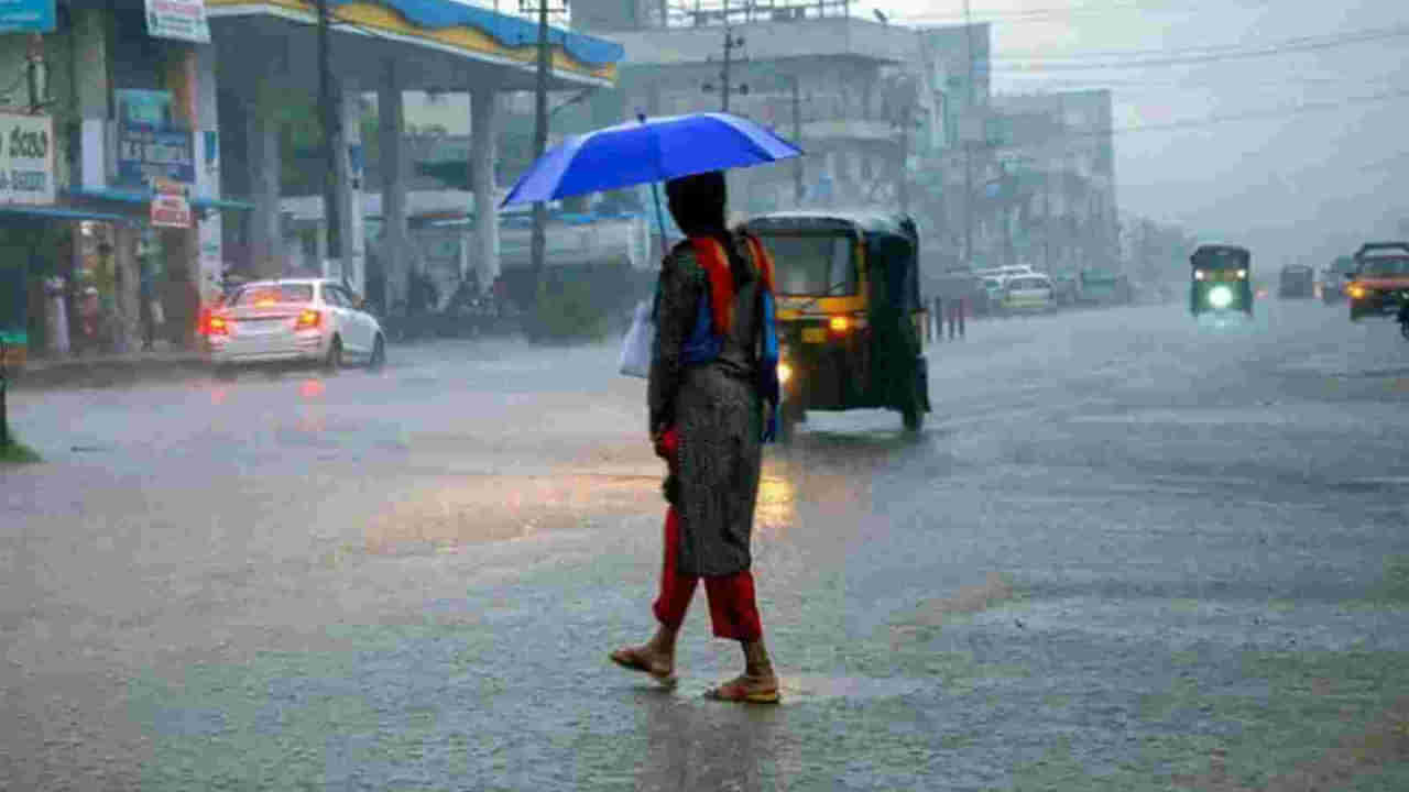 Hyderabad Rains: హైదరాబాద్ లో బీభత్సం సృష్టించిన భారీ వర్షం.. లోతట్టు ప్రాంతాలు జలమయం.. జీహెచ్ఎంసీ సిబ్బంది అప్రమత్తం