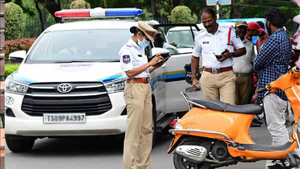 Telangana: వాహనదారులకు ట్రాఫిక్ పోలీసుల హెచ్చరిక.. ఇకపై నెంబర్ ప్లేట్ కనిపించకపోతే అంతే సంగతులు..