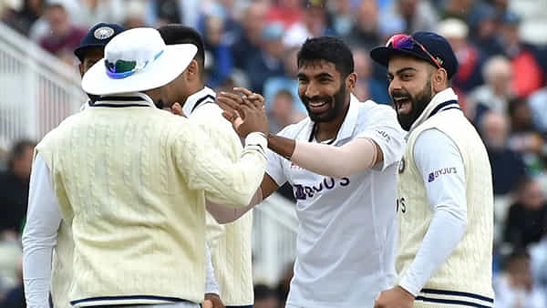 IND vs ENG: వరుణుడు వెంటాడుతోన్నా తగ్గేదేలే అంటోన్న టీమిండియా.. రెండో రోజు ఆట ముగిసే సమయానికి ఇంగ్లండ్ స్కోరెంతంటే..