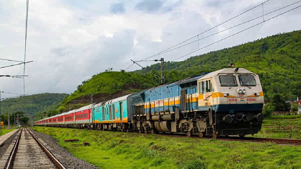 MPs Free Train Journey: ఐదేళ్లలో మాజీ, సిట్టింగ్ ఎంపీల ఉచిత రైలు ప్రయాణాల బిల్లులు ఎంతో తెలుసా..?